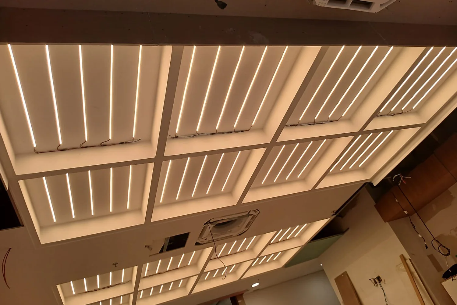 Fitas de LED acesas dentro dos módulos do forro