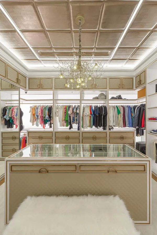 Closet com tela tensionada iluminada atrás das roupas