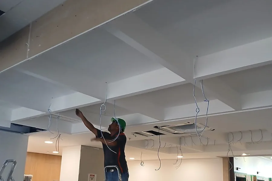 Eletricista iniciando a fixação das fitas de LED no módulo