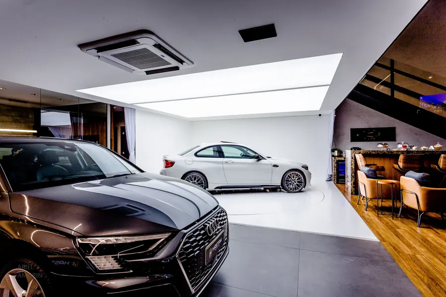 Garagem iluminada por tela tensionada no teto