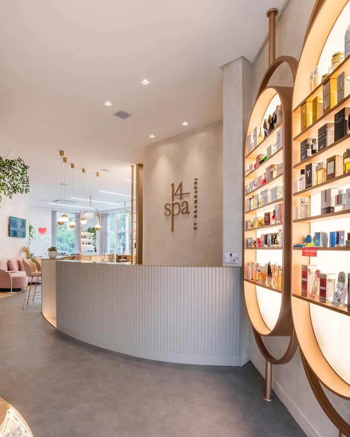 Spa com prateleiras de produtos sobre fundo de tela tensionada iluminada