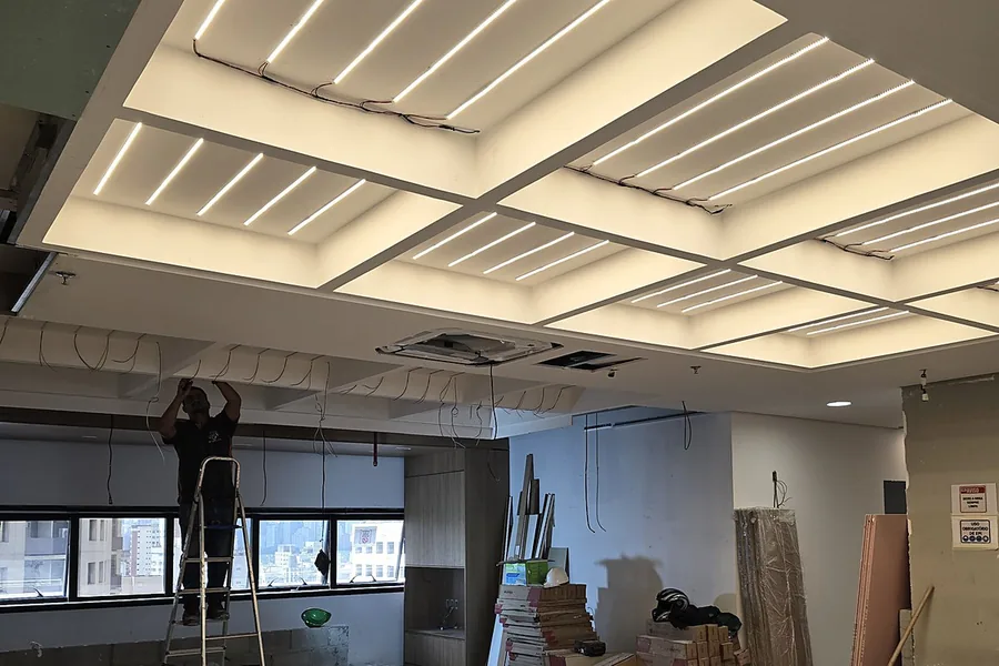 Teste das fitas de LED acesas no módulo