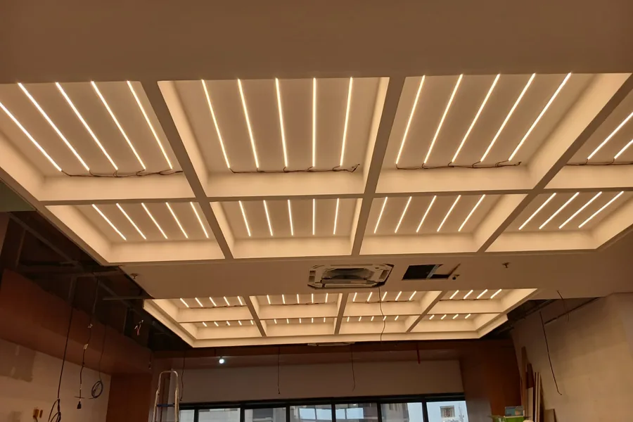 Teste do sistema de LED antes do fechamento da lona
